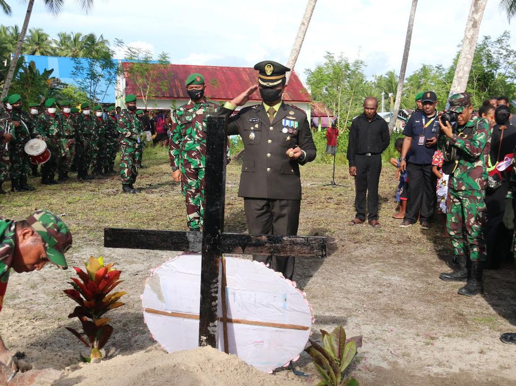 Sertu Miskel, Prajurit TNI yang Gugur Ditembak KKB Dimakamkan di Raja Ampat