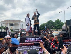 Geruduk Kantor DPRD Karawang, Massa Aksi: Penjarakan Arteria Dahlan!