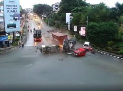 Truk Tronton Maut di Simpang Rapak Balikpapan Bawa Kontainer 20 Ton