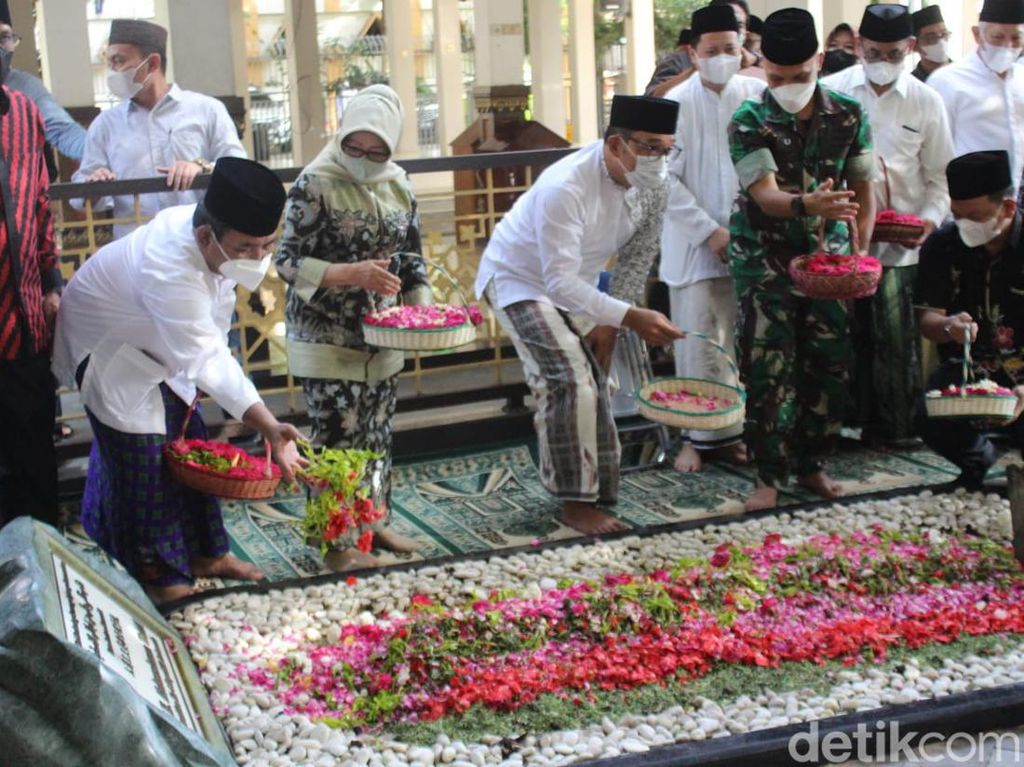 Ridwan Kamil Ziarah ke Makam Pendiri NU di Jombang