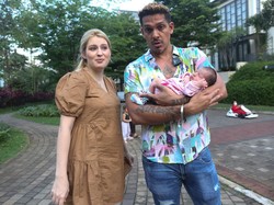 Robby Shine Dikaruniai Anak Kedua, Hadiahkan Ini ke Istrinya yang Model Rusia
