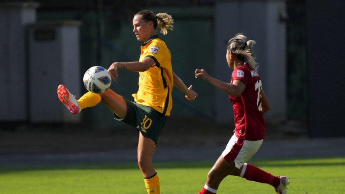 Sadis! Timnas Putri Indonesia Super Telak 0-18 Australia di Piala Asia Australia's Mary Fowler kicks the ball during the AFC Women's Asian Cup 2022 match between Australia and Indonesia in Mumbai, India, Friday, Jan. 21, 2022. (AP Photo/Rajanish Kakade)
