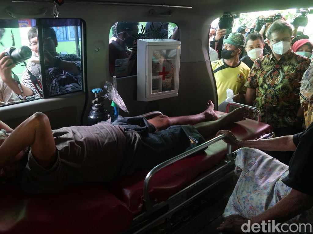 Menkes Terharu Lihat Lansia Divaksin dari Motor-Ambulans di Bantul