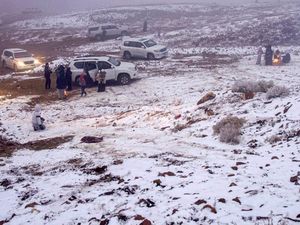 Pegunungan di Arab Saudi Hujan Salju, Warlok Siap-siap Kemping Pegunungan di Arab Saudi Hujan Salju, Warlok Siap-siap Kemping