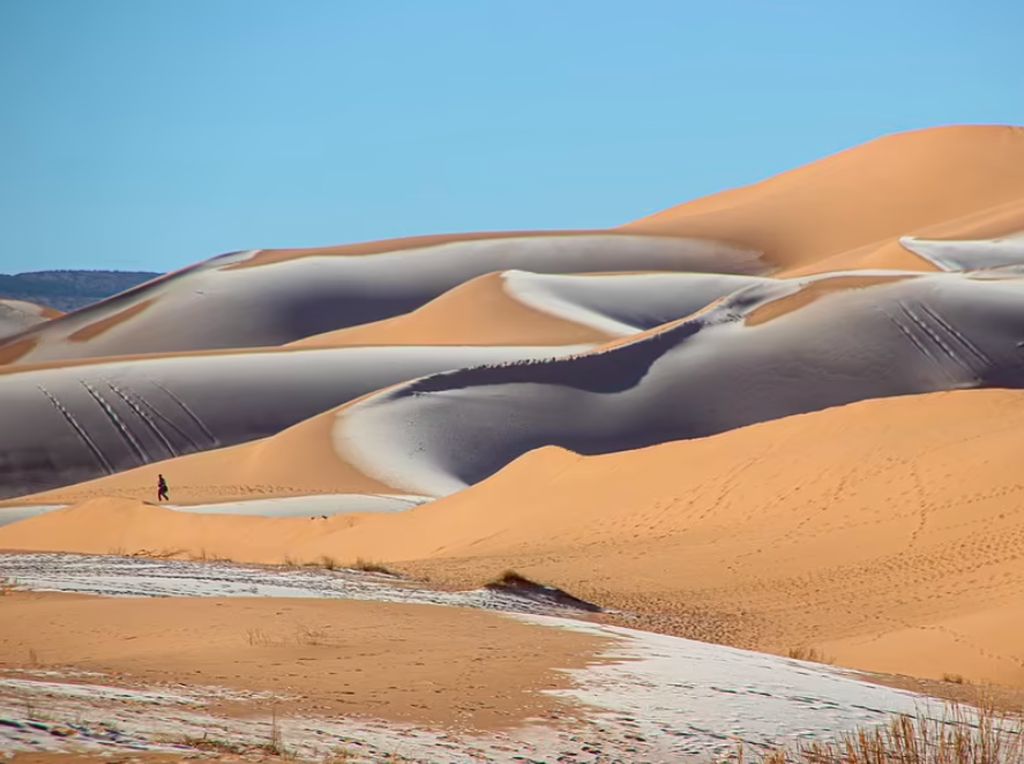 Fenomena Langka Saat Salju-Kristal Es Menghampar di Gurun Sahara