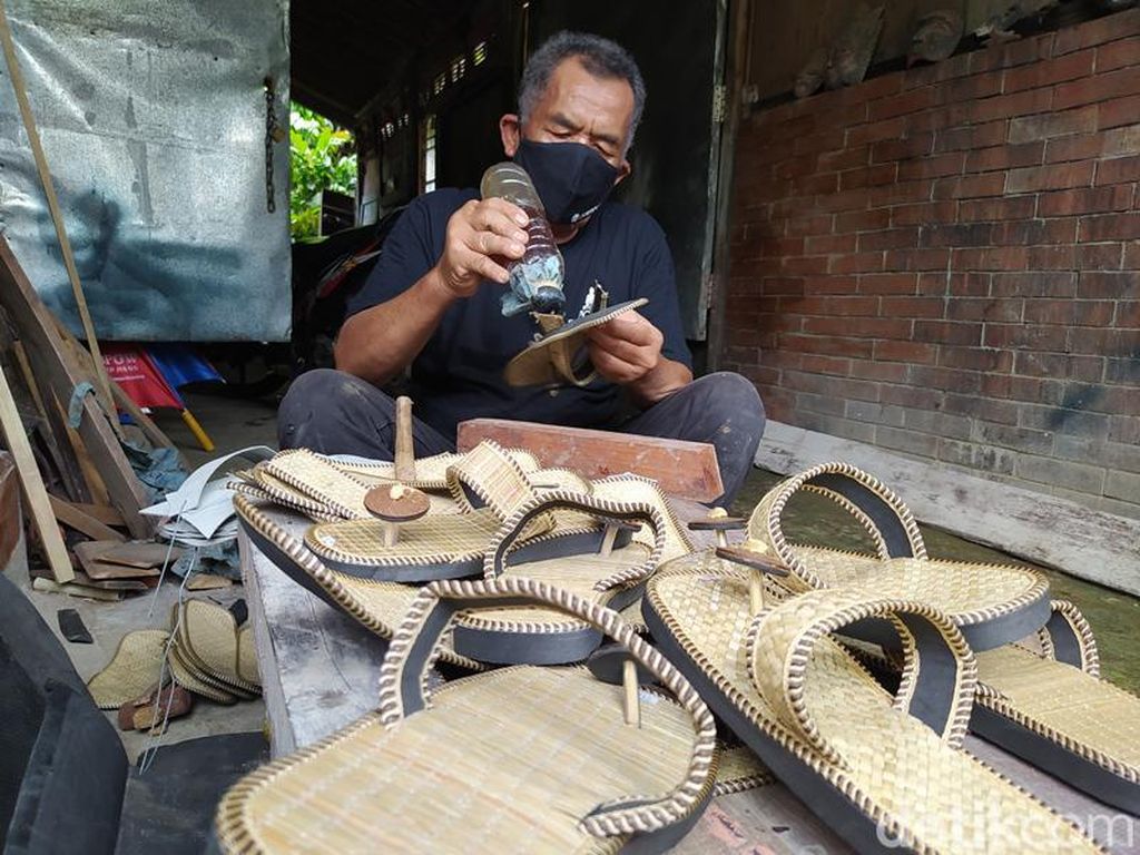 Suasana Uji Coba Penggunaan Sandal Upanat di Borobudur