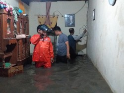 Kali Jenes Meluap, Pasar dan Puluhan Rumah di Solo Terendam Banjir
