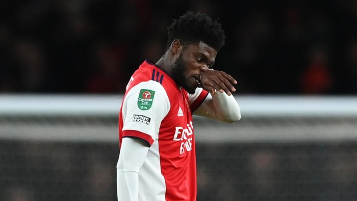 LONDON, ENGLAND - JANUARY 20: Thomas Partey of Arsenal leaves the field after being sent off for a second yellow card during the Carabao Cup Semi Final Second Leg match between Arsenal and Liverpool at Emirates Stadium on January 20, 2022 in London, England. (Photo by Shaun Botterill/Getty Images)
