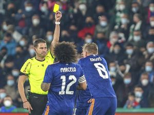 Tete Jatuh, Kroos Kartu Kuning... Padahal Nyenggol pun Tidak!