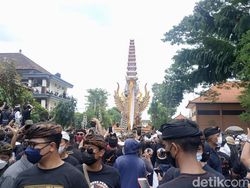 Warga Bali Padati Upacara Ngaben Raja Pemecutan XI di Denpasar