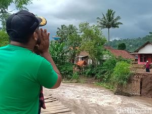 Jembatan Ambrol Diterjang Banjir, Ribuan Warga Desa di Probolinggo Terisolir