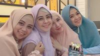 10 Momen Kulineran Risty Tagor Bersama Keluarga dan Teman Pengajiannya