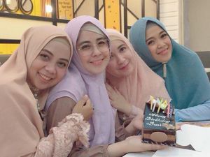 10 Momen Kulineran Risty Tagor Bersama Keluarga dan Teman Pengajiannya