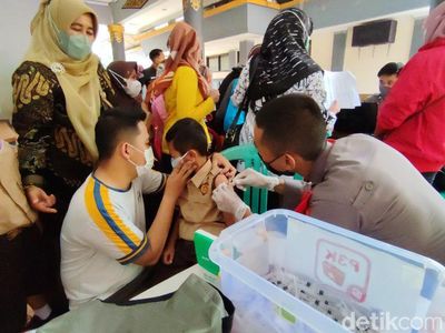 Asyiknya Vaksinasi Sambil Berwisata di Astana Gede Kawali
