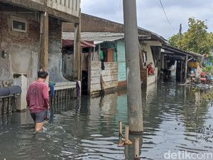 8 RT di Tegal Alur Jakbar Masih Banjir Siang Ini, 993 Jiwa Mengungsi 8 RT di Tegal Alur Jakbar Masih Banjir Siang Ini, 993 Jiwa Mengungsi