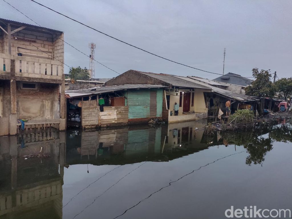 Pemkot Jakbar Buka Posko Perbaikan KTP-KK bagi Korban Banjir Tegal Alur