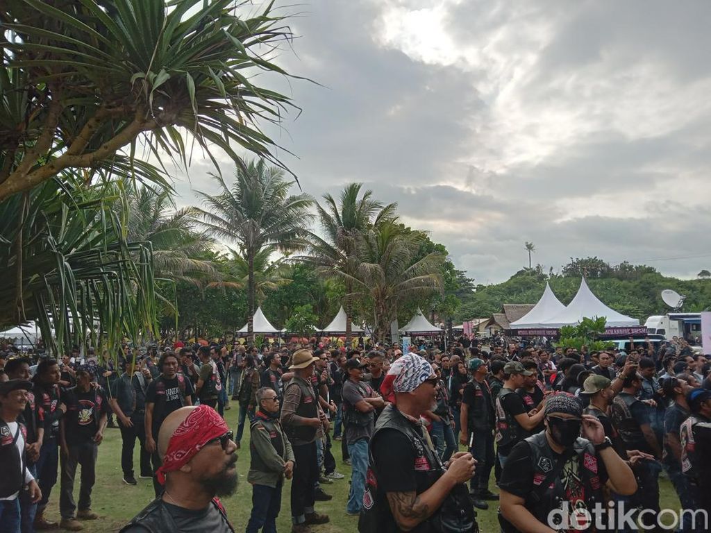 Mandatorian Bikers Brotherhood 1% MC Indonesia Bersatu di Pantai Madasari