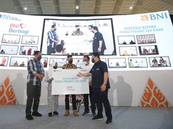 BNI Berbagi, Salurkan Bantuan untuk Ratusan Perawat dan Bidan