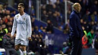 Ekspresi manyun CR7 jelas-jelas menggambarkan ketidakpuasannya tersebut. Foto: Getty Images/Manuel Queimadelos Alonso