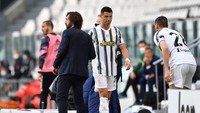 CR7 yang kecewa tampak terus menggeleng-gelengkan kepala dan menggertakkan rahang saat menuju bangku cadangan. Foto: Getty Images/Valerio Pennicino