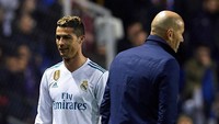 Ronaldo tampak tak puas dengan keputusan Zinedine Zidane menariknya delapan menit jelang bubaran. Foto: Getty Images/Manuel Queimadelos Alonso
