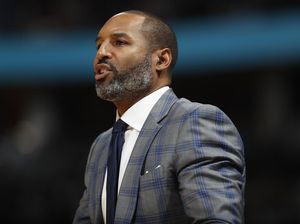 Jahil! Pelatih NBA Ini Didenda Rp 143 Juta karena Ikutan Main Jahil! Pelatih NBA Ini Didenda Rp 143 Juta karena Ikutan Main