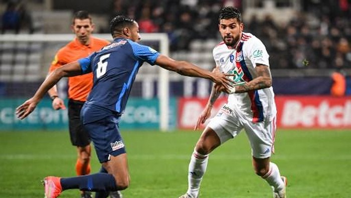 Lyons Italian defender Emerson Palmieri (R) and Paris FCs French defender Samir Chergui (L) fight for the ball during the French Cup round of 64 football match between Paris FC and Olympique Lyonnais (OL) at the Charlety stadium in Paris, on December 17, 2021. (Photo by Bertrand GUAY / AFP)