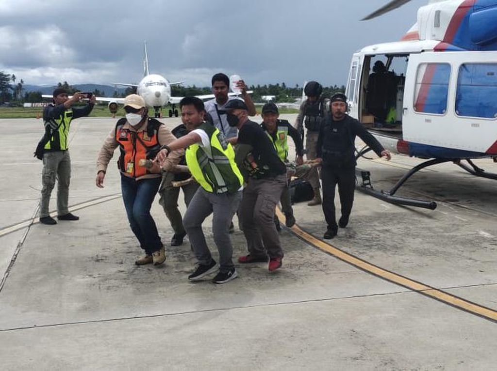 Anggota Polri yang Ditembak KKB di Kiwirok Papua Dievakuasi ke Jayapura Anggota Polri yang Ditembak KKB di Kiwirok Papua Dievakuasi ke Jayapura