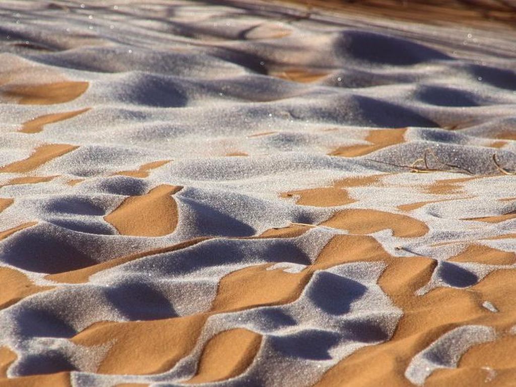 Menakjubkan! Momen Salju-Kristal Es Menghampar di Gurun Sahara