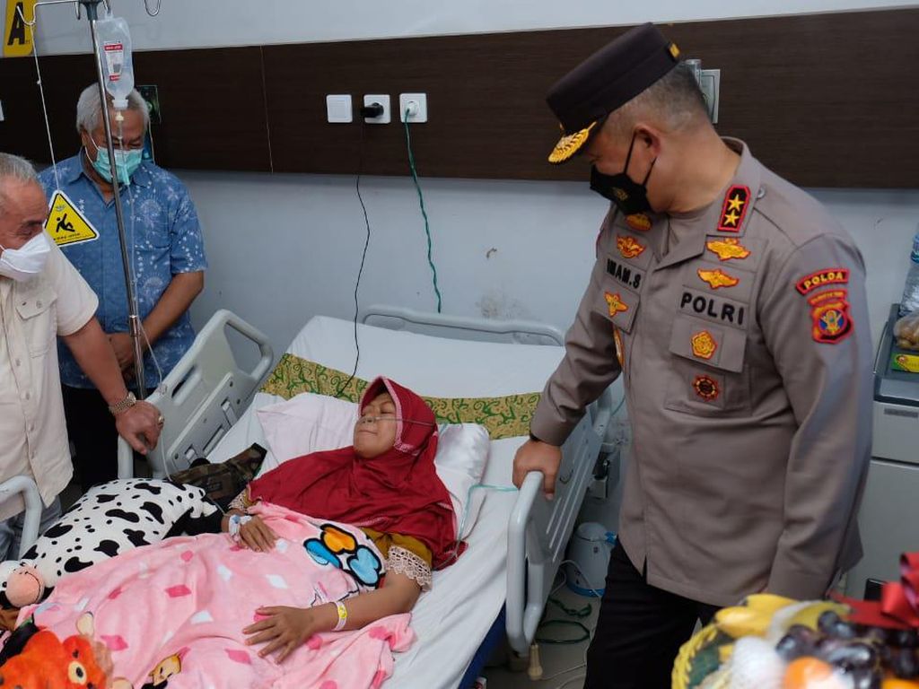 Kapolda Kaltim Besuk Korban Kecelakaan Maut di Simpang Rapak Balikpapan