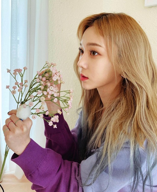 Gaya rambut ombre pirang-biru di Winter di era Black Mamba