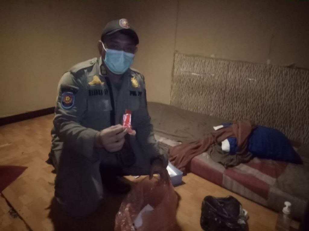 Gerebek Spa di Tangsel, Satpol PP Temukan Terapis-Pelanggan Tak Berbusana Gerebek Spa di Tangsel, Satpol PP Temukan Terapis-Pelanggan Tak Berbusana