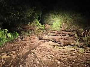 Jalur Alternatif Boyolali-Magelang di Tlogolele Tertimbun Longsor