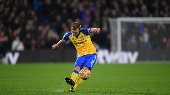 LONDON, ENGLAND - DECEMBER 15: James Ward-Prowse of Southampton in action during the Premier League match between Crystal Palace and Southampton at Selhurst Park on December 15, 2021 in London, England. (Photo by Tom Dulat/Getty Images)