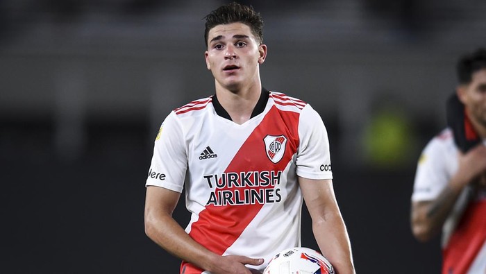 BUENOS AIRES, ARGENTINA - NOVEMBER 07:  Julian Alvarez of River Plate holds the match ball after scoring four goals after a match between River Plate and Patronato as part of Torneo Liga Profesional 2021 at Estadio Monumental Antonio Vespucio Liberti on November 7, 2021 in Buenos Aires, Argentina. (Photo by Marcelo Endelli/Getty Images)