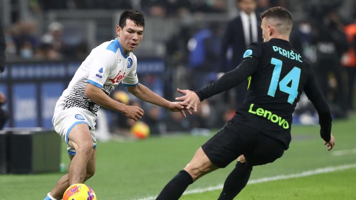 MILAN, ITALY - NOVEMBER 21: Hirving Lozano of SSC Napoli battles for possession with Ivan Perisic of FC Internazionale during the Serie A match between FC Internazionale and SSC Napoli at Stadio Giuseppe Meazza on November 21, 2021 in Milan, Italy. (Photo by Marco Luzzani/Getty Images)