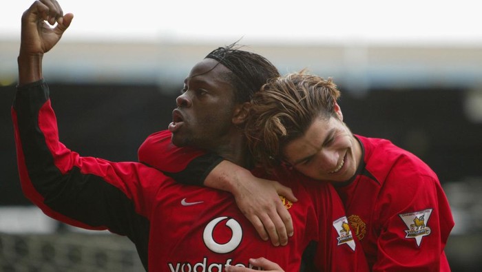 Louis Saha BIRMINGHAM, ENGLAND - APRIL 10: Manchester United goalscorers, Louis Saha (L) and Ronaldo celebrate after Saha had scored the secod goal for United during the FA Barclaycard Premiership match between Birmingham City and Manchester United at St Andrews on April 10, 2004 in Birmingham, England. (Photo by Stu Forster/Getty Images)