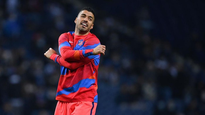 Luis Suarez PORTO, PORTUGAL - DECEMBER 07: Luis Suarez of Atletico Madrid warms up prior to the UEFA Champions League group B match between FC Porto and Atletico Madrid at Estadio do Dragao on December 07, 2021 in Porto, Portugal. (Photo by Octavio Passos/Getty Images)