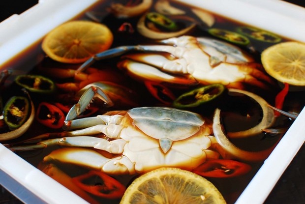 Ganjang gejang merupakan makanan berupa kepiting yang difermentasi di dalam air kecap asin atau ganjang