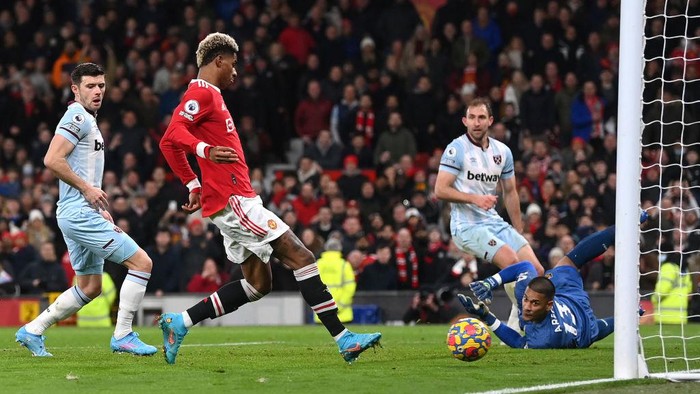 MANCHESTER, ENGLAND - JANUARY 22: Marcus Rashford of Manchester United scores their teams first goal during the Premier League match between Manchester United and West Ham United at Old Trafford on January 22, 2022 in Manchester, England. (Photo by Laurence Griffiths/Getty Images)