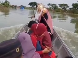 Cerita di Balik Video Mempelai Wanita Naik Perahu Terjang Banjir
