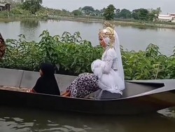 Viral Video Mempelai Wanita Bergaun Putih Arungi Banjir Demi Akad Nikah