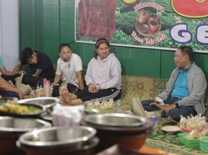 Ketika Menpora Ngeliwet dengan Atlet Paralimpiade Ketika Menpora Ngeliwet dengan Atlet Paralimpiade