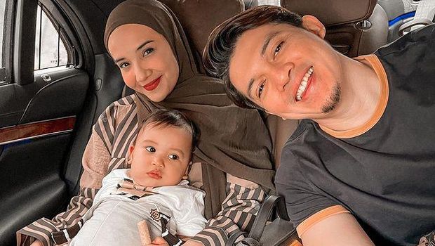 Irwansyah dan Zaskia Sungkar telah 11 tahun mengarungi bahtera rumah tangga, mereka pun merayakannya sambil dinner romantis. Yuk intip!