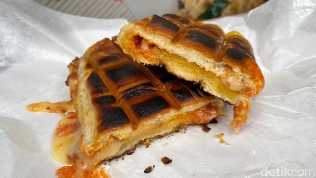 Murah Enak! Nasi Bebek dan Roti Penyet Ini Jadi Incaran di Belakang GI