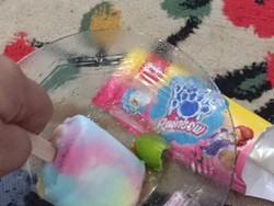 Ngidam Aneh! Wanita Ini Makan Es Krim Pakai Bubuk Cabe dan Perasan Jeruk Nipis