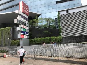 Usai Digeruduk Nasabah Unit Link, Pagar Gedung AIA Dipasang Kawat Berduri