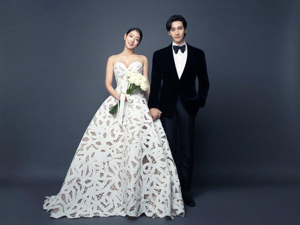 Park Shin Hye Menikah Saat Hamil, Begini Gayanya Pakai Gaun Pengantin