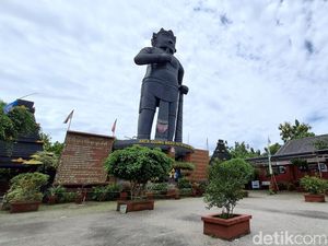 Patung Gajah Mada Tertinggi di Indonesia Dikritik Dinilai Kurang Estetik Patung Gajah Mada Tertinggi di Indonesia Dikritik Dinilai Kurang Estetik