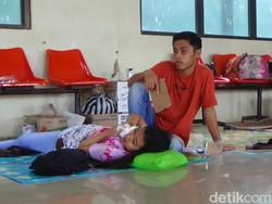 Cuaca Buruk, Warga Tertahan di Pelabuhan Kalianget Sumenep hingga Sakit